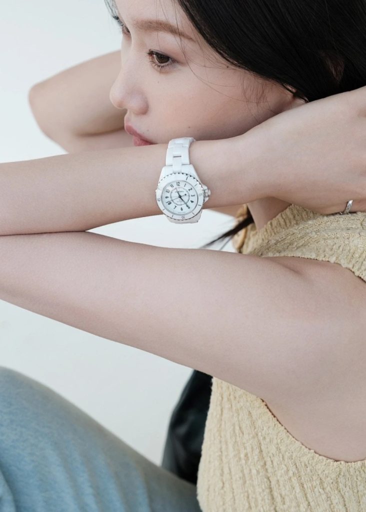 Chanel シャネル✨ CHANEL J12 ホワイトセラミック ✨ 10年愛用できる美しさ 🕰️ 永遠のクラシック時計 💎 新品同様の輝き - 画像 3