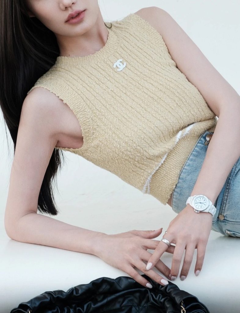 Chanel シャネル✨ CHANEL J12 ホワイトセラミック ✨ 10年愛用できる美しさ 🕰️ 永遠のクラシック時計 💎 新品同様の輝き - 画像 4