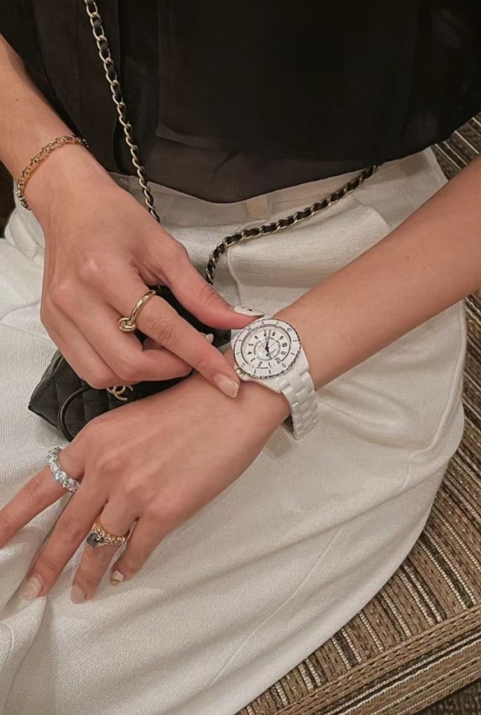 Chanel シャネル✨ CHANEL J12 ホワイトセラミック ✨ 10年愛用できる美しさ 🕰️ 永遠のクラシック時計 💎 新品同様の輝き - 画像 6