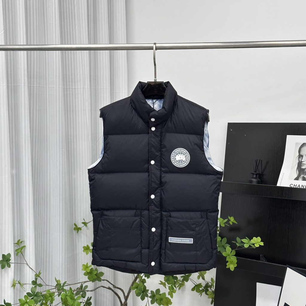 CANADA GOOSE（カナダグース） カナダグース ダウンベスト レディース 防寒 軽量…｜ランチに使いやすい財布・小物を写真で確認