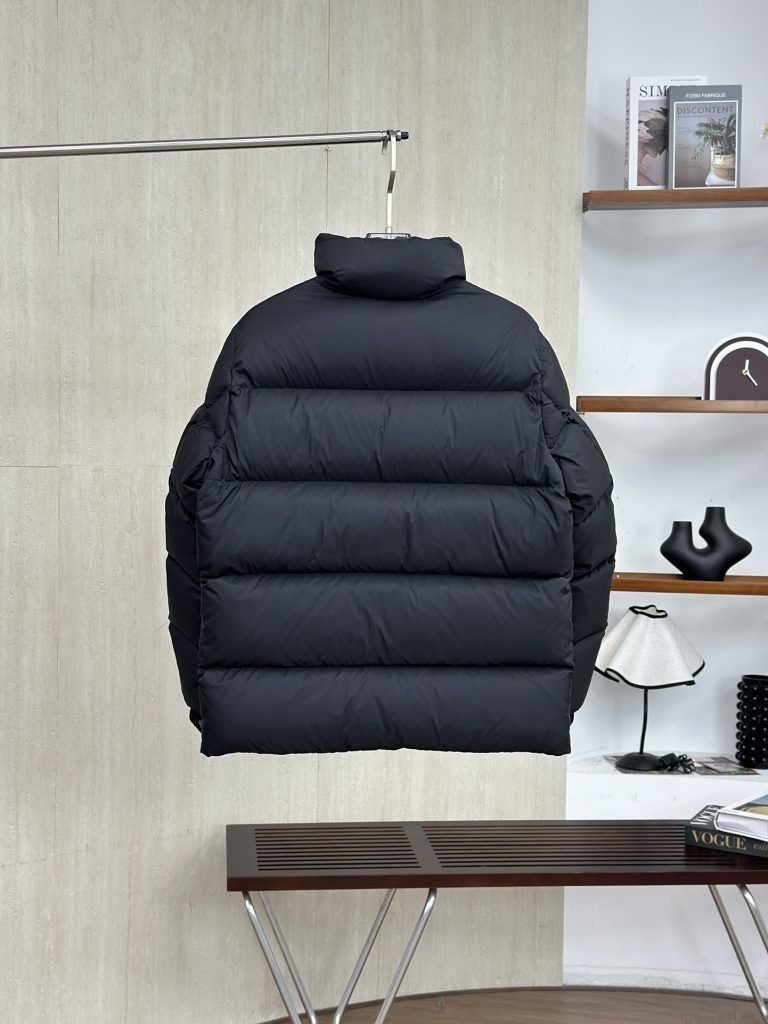 Moncler モンクレール【MONCLER】モンクレール ダウンジャケット レディース✨ 秋冬必須アイテム👜 保温性抜群🔝 高級感溢れるデザイン🕊️ - 画像 4