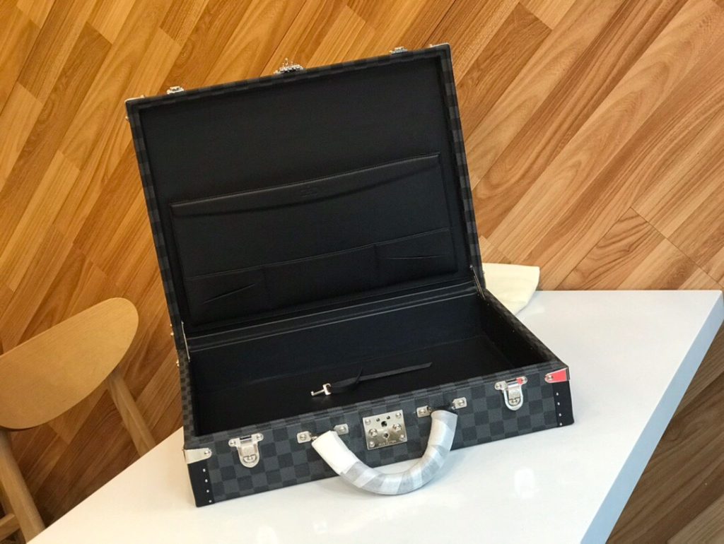 【ルイヴィトン】クラスール トランク型バッグ モノグラムレザー 上品なデザイン 高級感溢れる逸品 - 画像 2