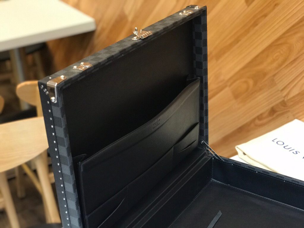 【ルイヴィトン】クラスール トランク型バッグ モノグラムレザー 上品なデザイン 高級感溢れる逸品 - 画像 3