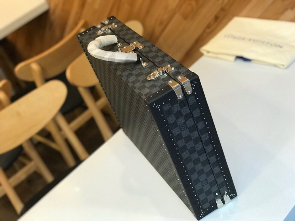 【ルイヴィトン】クラスール トランク型バッグ モノグラムレザー 上品なデザイン 高級感溢れる逸品 - 画像 6