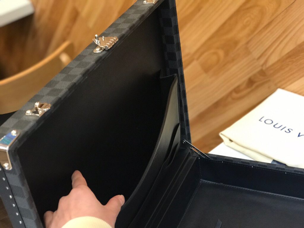 【ルイヴィトン】クラスール トランク型バッグ モノグラムレザー 上品なデザイン 高級感溢れる逸品 - 画像 7