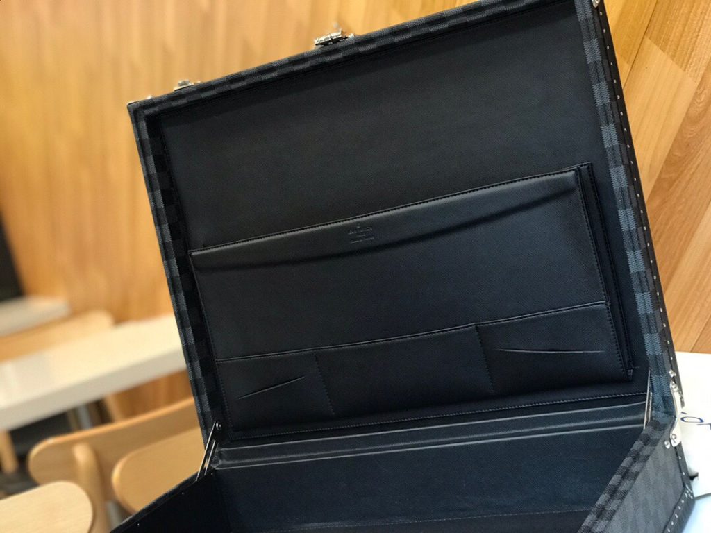 【ルイヴィトン】クラスール トランク型バッグ モノグラムレザー 上品なデザイン 高級感溢れる逸品 - 画像 8