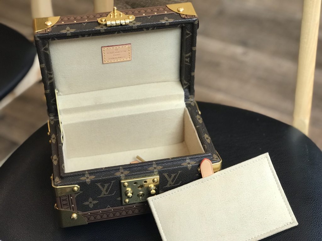 【ルイヴィトン】トランク型収納ボックス モノグラム帆布 鮮やか内張り 上品な小物収納 高級ギフトに最適 - 画像 4