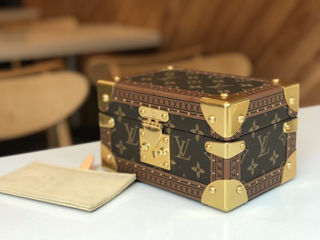 【ルイヴィトン】トランク型収納ボックス モノグラム帆布 鮮やか内張り 上品な小物収納 高級ギフトに最適 - 画像 6