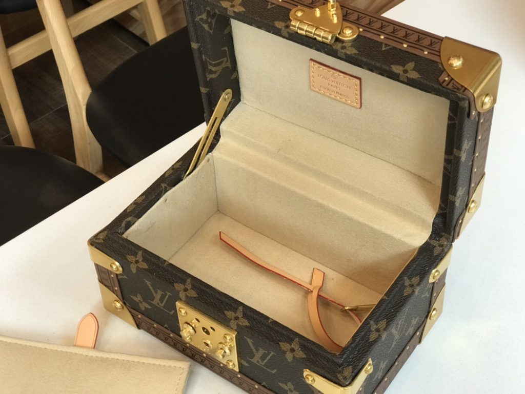 【ルイヴィトン】トランク型収納ボックス モノグラム帆布 鮮やか内張り 上品な小物収納 高級ギフトに最適 - 画像 7