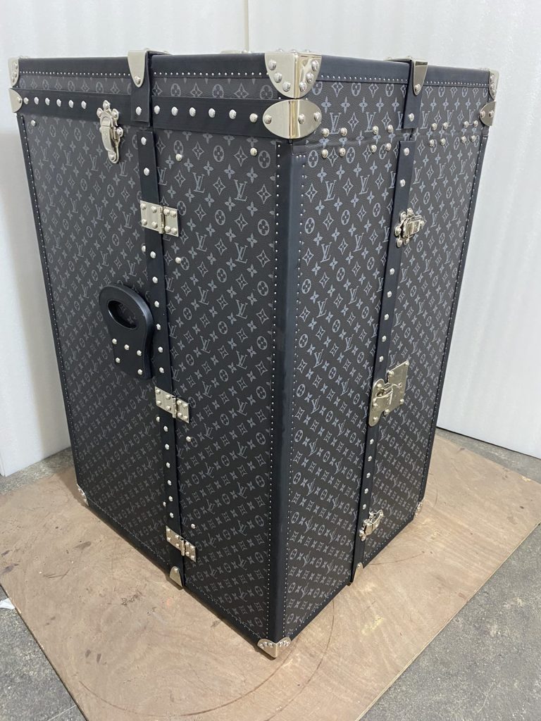 【M4700SZT】化粧台 ブラックフローラルデザイン 黒色内装 上質な仕上げ 高級感のある寝室家具 - 画像 3