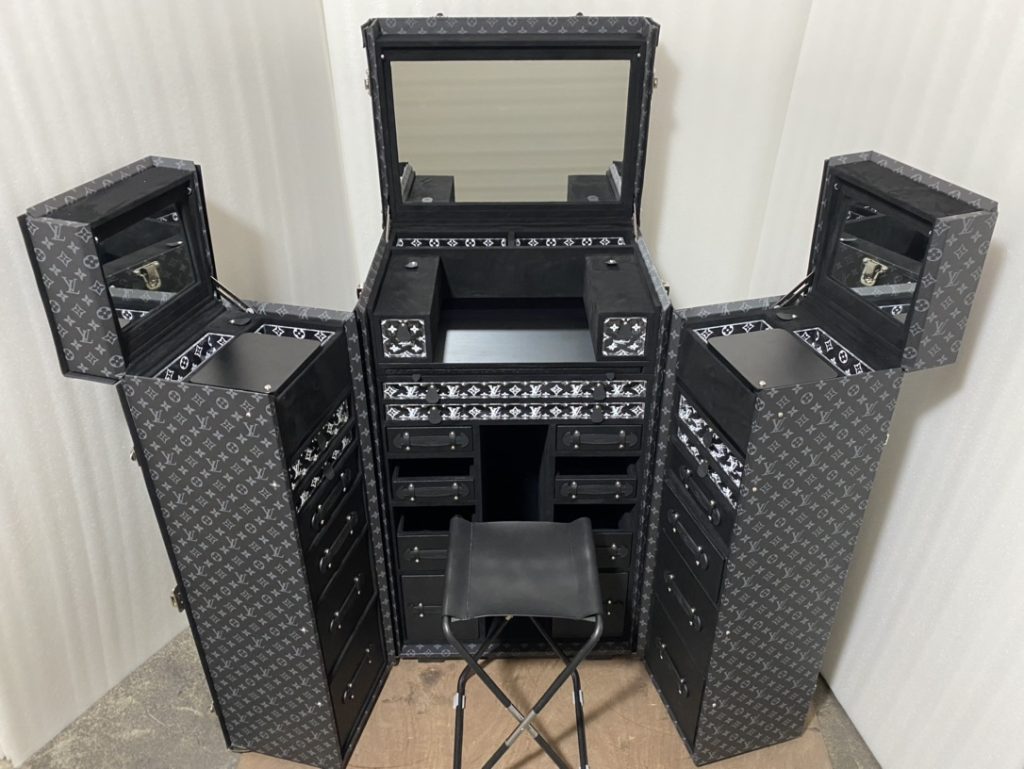 【M4700SZT】化粧台 ブラックフローラルデザイン 黒色内装 上質な仕上げ 高級感のある寝室家具 - 画像 4