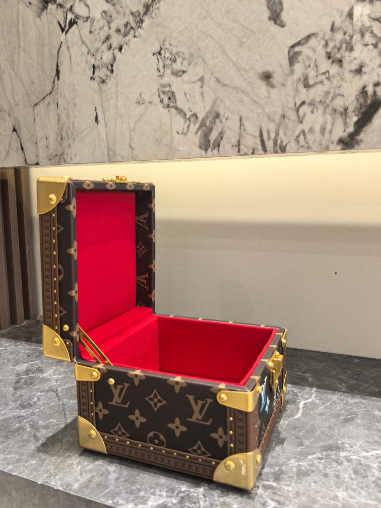 【ロシア民芸品】マトリョーシカ 収納ケース 4サイズセット 手描き細工 高級感のある逸品 ギフトに最適 - 画像 3