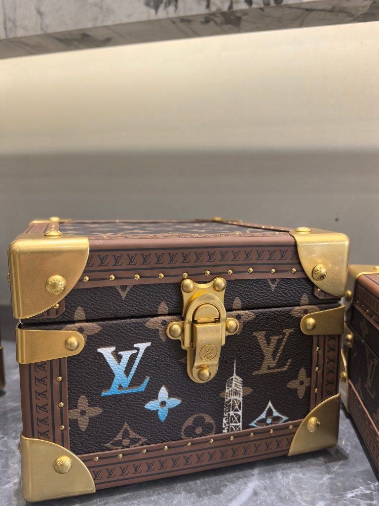 【ロシア民芸品】マトリョーシカ 収納ケース 4サイズセット 手描き細工 高級感のある逸品 ギフトに最適 - 画像 4
