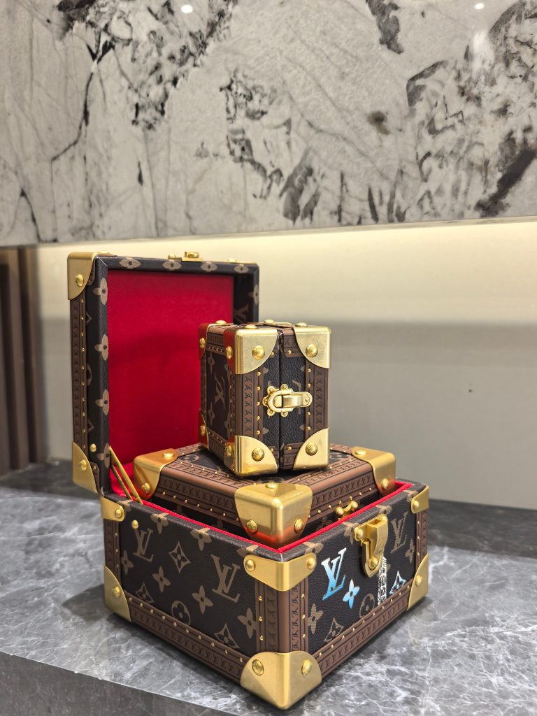 【ロシア民芸品】マトリョーシカ 収納ケース 4サイズセット 手描き細工 高級感のある逸品 ギフトに最適 - 画像 6