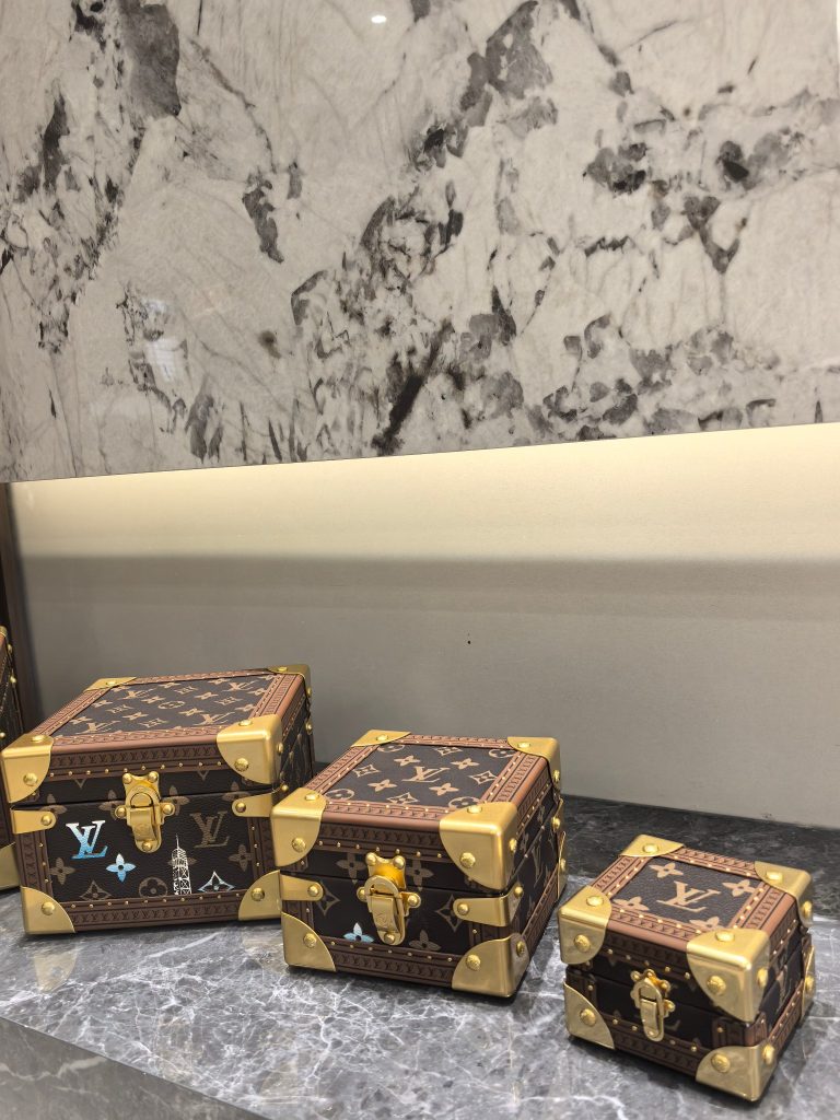 【ロシア民芸品】マトリョーシカ 収納ケース 4サイズセット 手描き細工 高級感のある逸品 ギフトに最適 - 画像 7