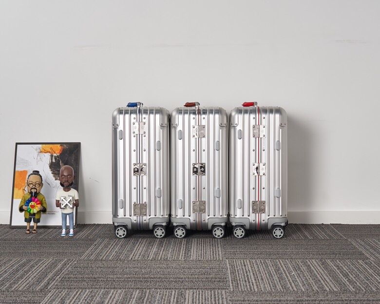 【RIMOWA】オリジナルアルミキャリーケース 2019年限定モデル 本革ハンドル 21サイズ 高級感溢れるスター愛用トランク - 画像 4