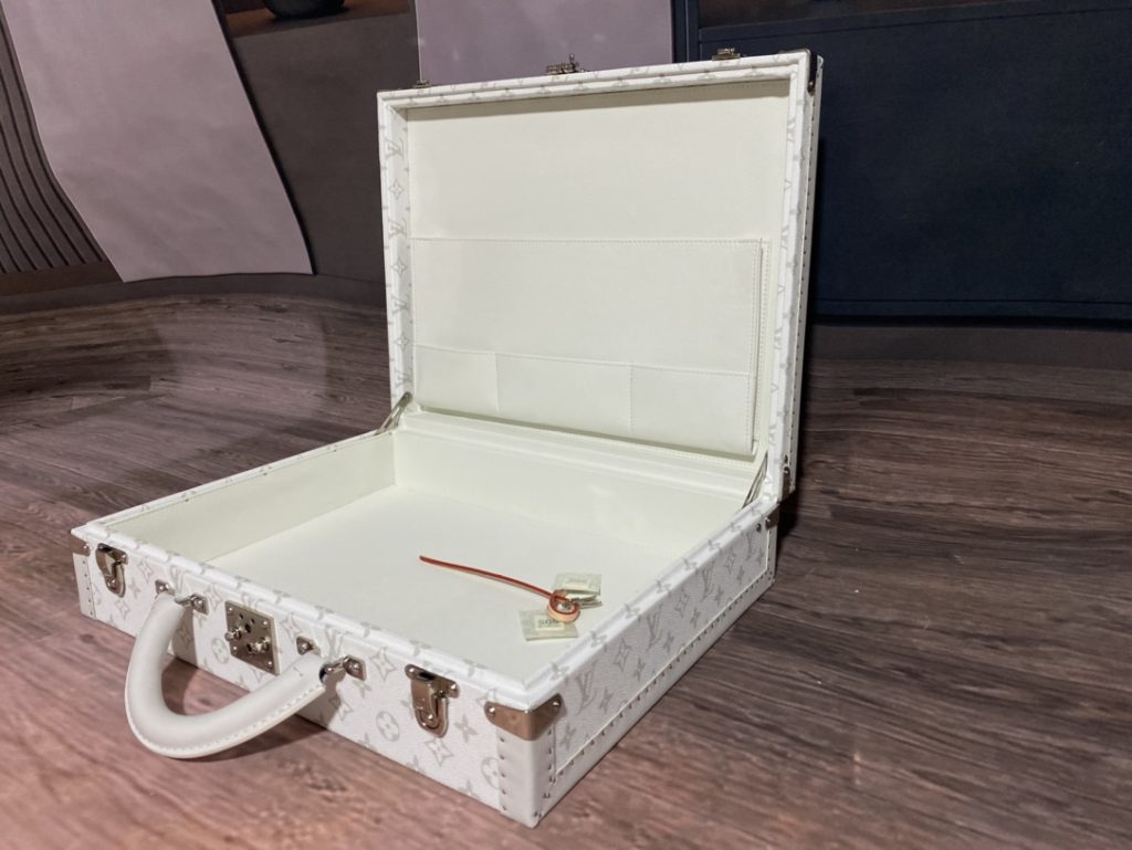 【ルイヴィトン】トランク型 小物収納ボックス モノグラム 白花模様 上品な雰囲気 高級感のある逸品 - 画像 5