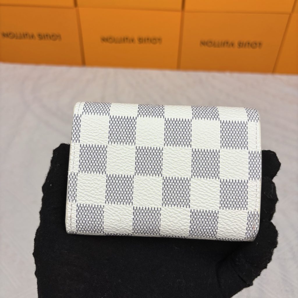 ルイヴィトン（LOUIS VUITTON） 長財布 モノグラム柄 クラシックなデザイン 金具が美しい 上品で高級感のある一品 - 画像 2