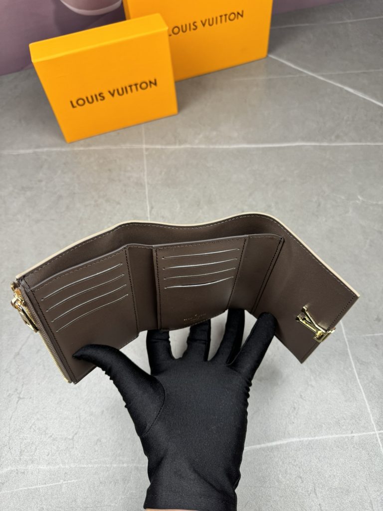 ルイ・ヴィトン モノグラムキャンバス 上質な長財布 ビジネスからフォーマルまで幅広くお使いいただけます - 画像 4