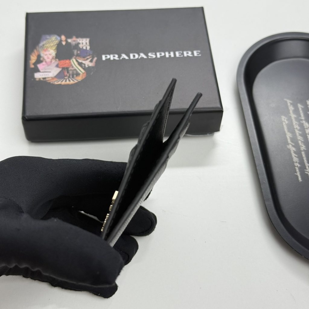 プラダ モノグラムキャンバス 上品で使いやすい長財布 レディースのギフトにも最適 - 画像 7