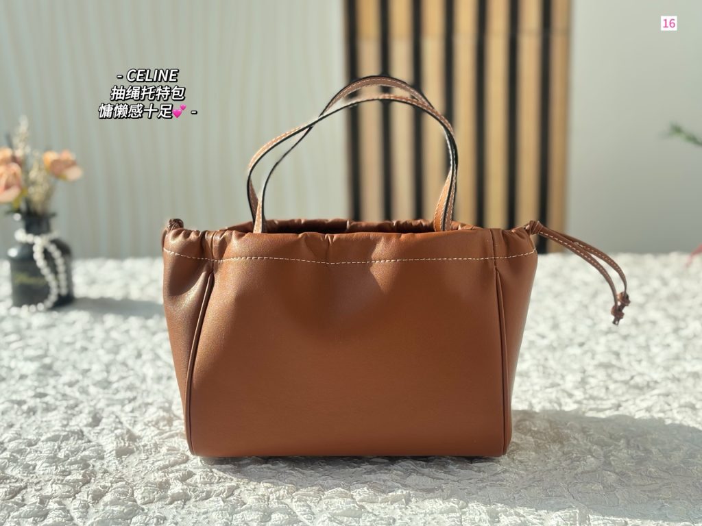 セリーヌ ショルダーバッグ 上質なモノグラムキャンバス 落ち着いたブラウン ギフトにも最適なレディースモデル - 画像 3