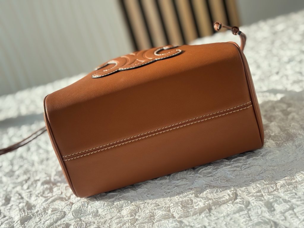セリーヌ ショルダーバッグ 上質なモノグラムキャンバス 落ち着いたブラウン ギフトにも最適なレディースモデル - 画像 7