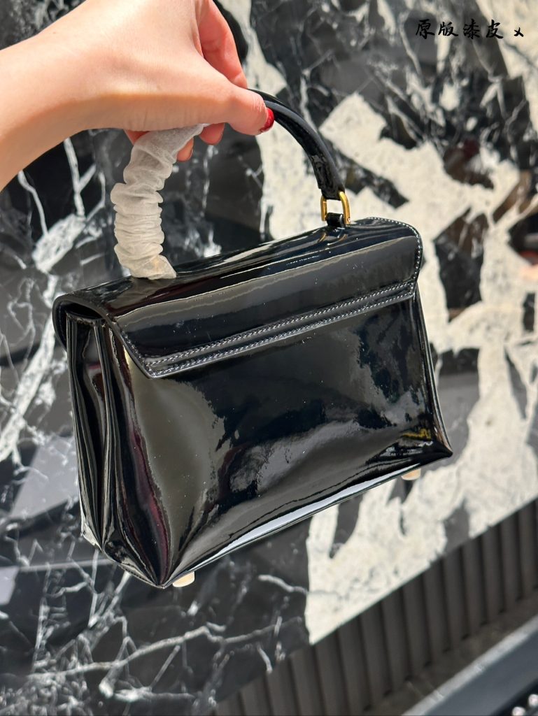 セリーヌ ショルダーバッグ 上質なレザーと洗練されたデザイン 大人女性に似合う長く愛用できる一品 - 画像 3