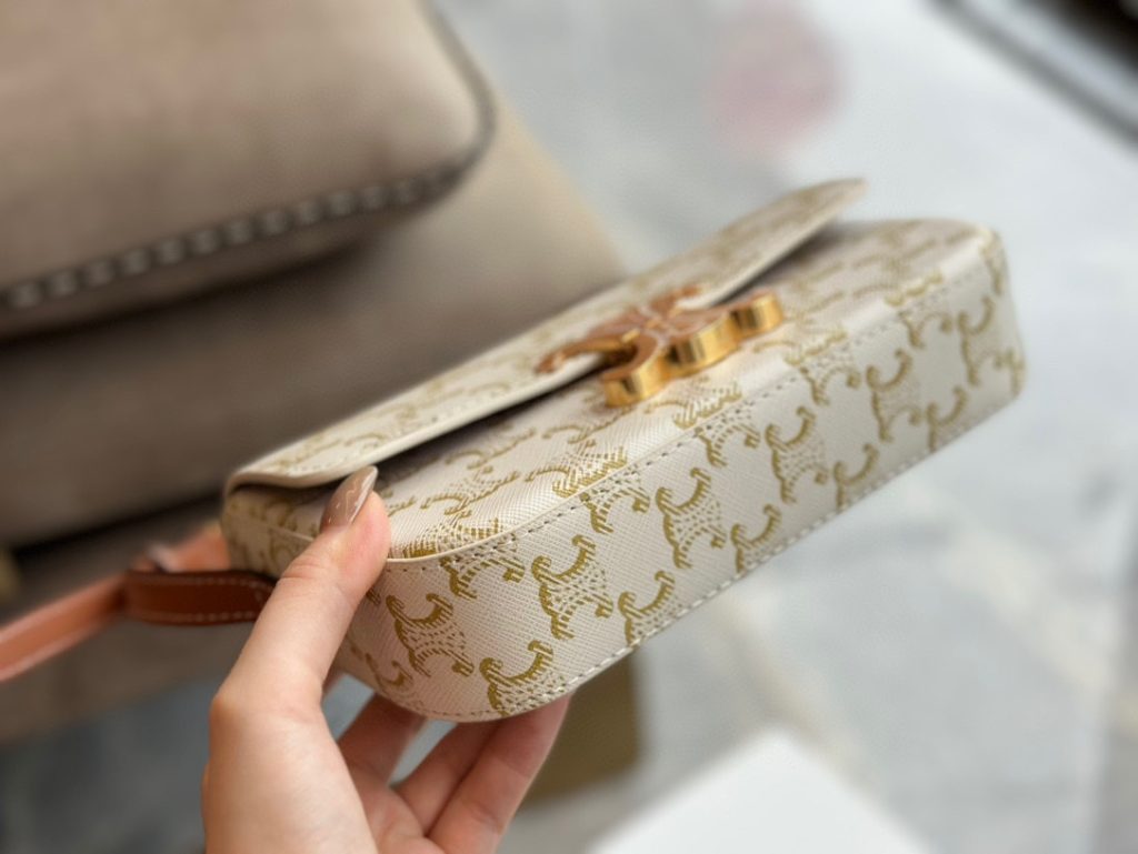 セリーヌ ショルダーバッグ 上質なレザー素材と洗練されたデザイン レディース向け ギフトにも最適 - 画像 4