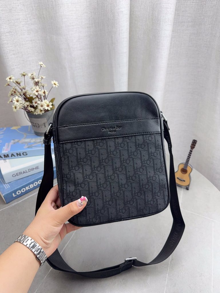 Diorディオール ショルダーバッグ 上品なモノグラムキャンバス仕様 レディース向け人気モデル - 画像 4