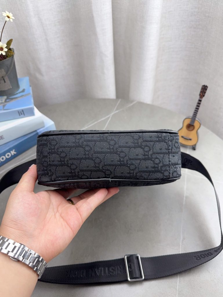 Diorディオール ショルダーバッグ 上品なモノグラムキャンバス仕様 レディース向け人気モデル - 画像 8
