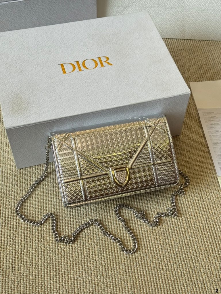 Diorディオール ショルダーバッグ 上品なモノグラムキャンバス レディースに人気の定番モデル ギフトにも最適 - 画像 3