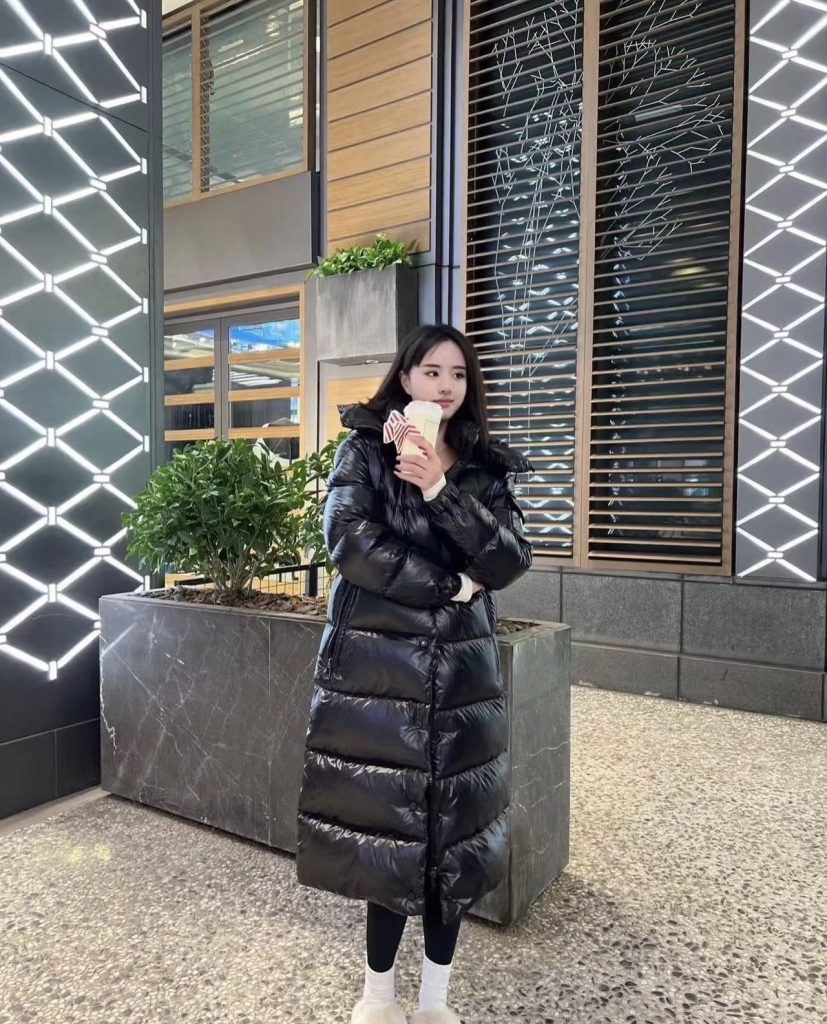 Monclerモンク レディース フェイクファー付きロングダウンコート 黒 4色入 - 画像 2