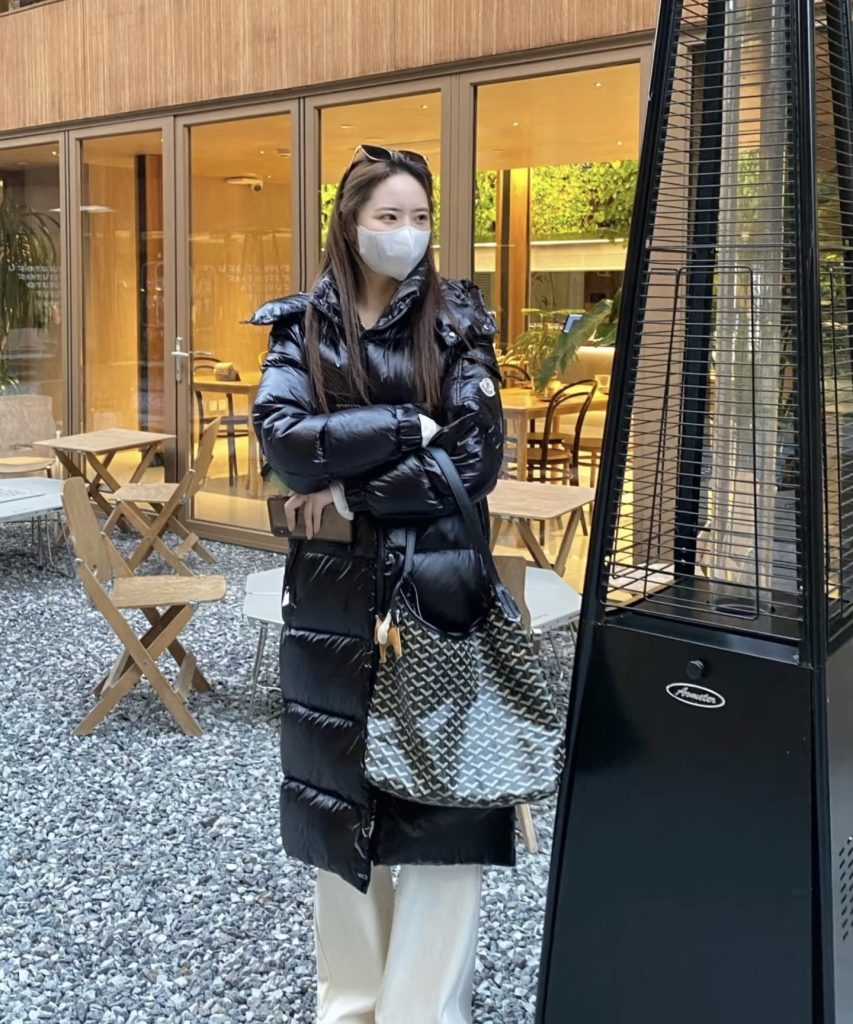 Monclerモンク レディース フェイクファー付きロングダウンコート 黒 4色入 - 画像 5