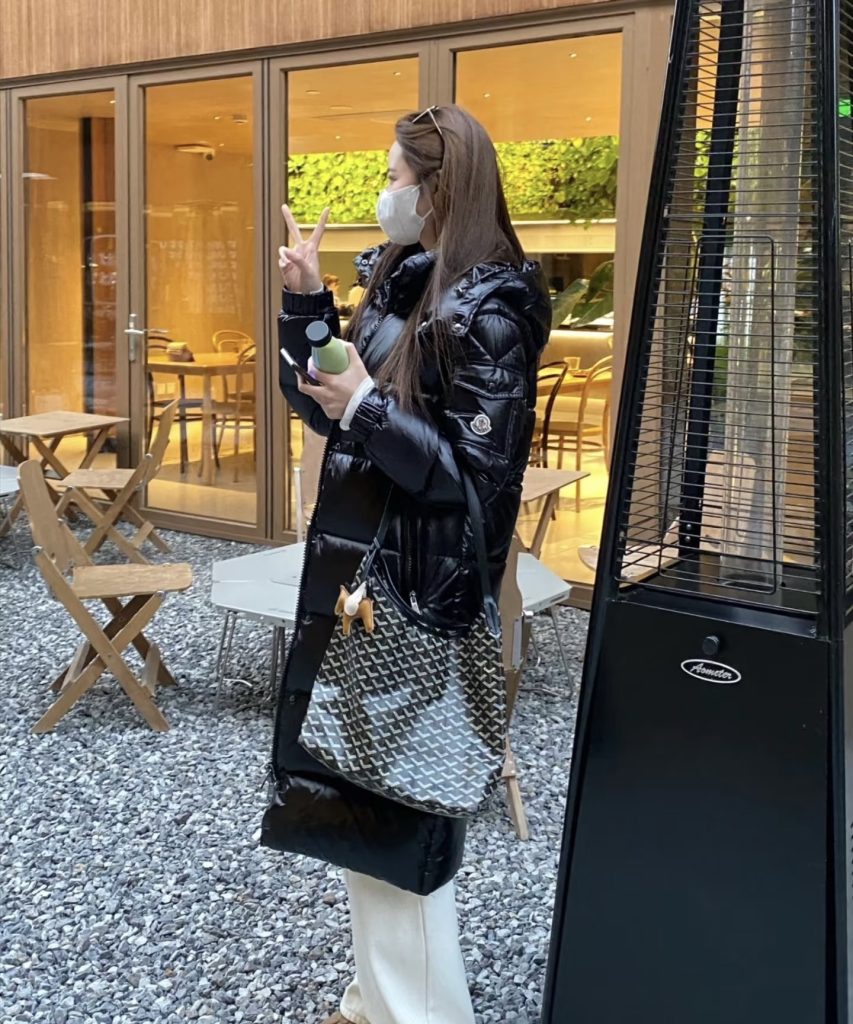 Monclerモンク レディース フェイクファー付きロングダウンコート 黒 4色入 - 画像 6