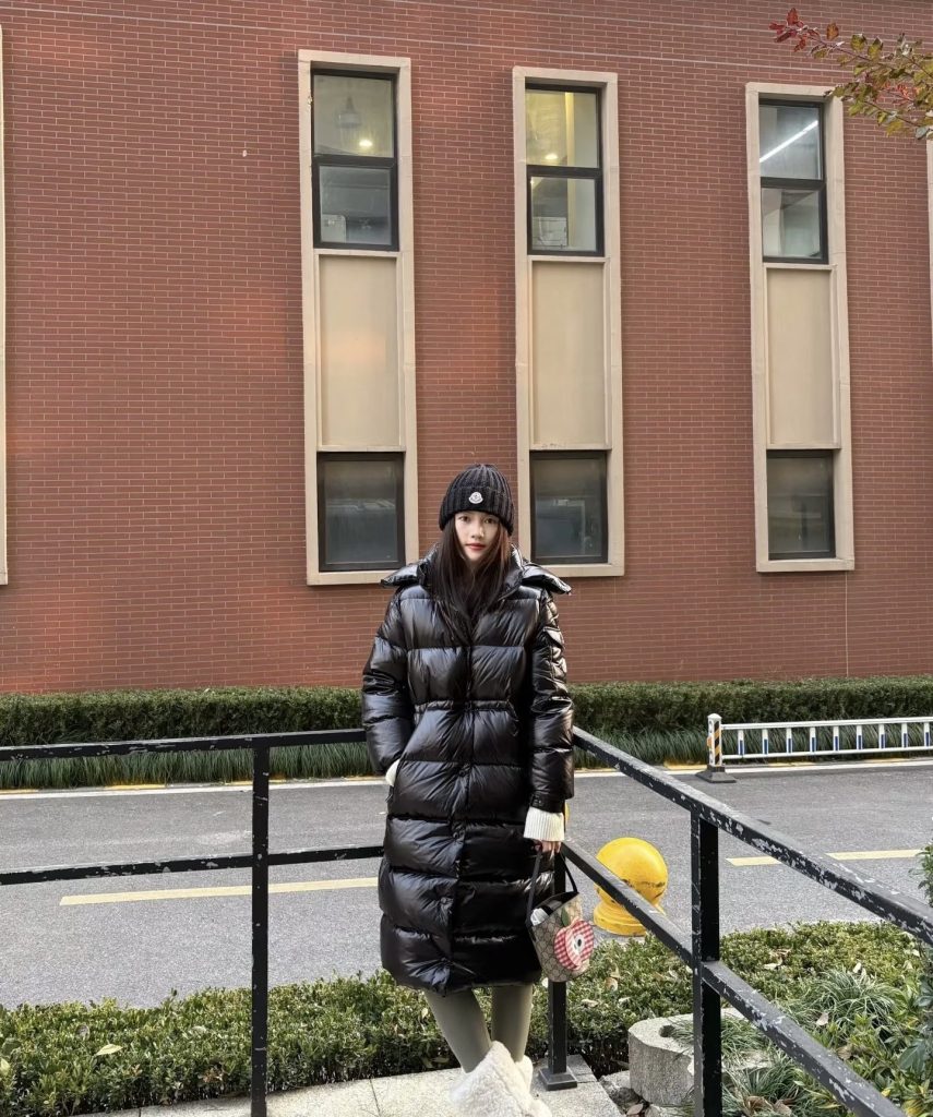 Monclerモンク レディース フェイクファー付きロングダウンコート 黒 4色入 - 画像 7