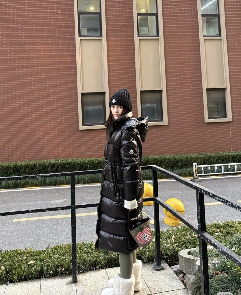 Monclerモンク レディース フェイクファー付きロングダウンコート 黒 4色入 - 画像 8