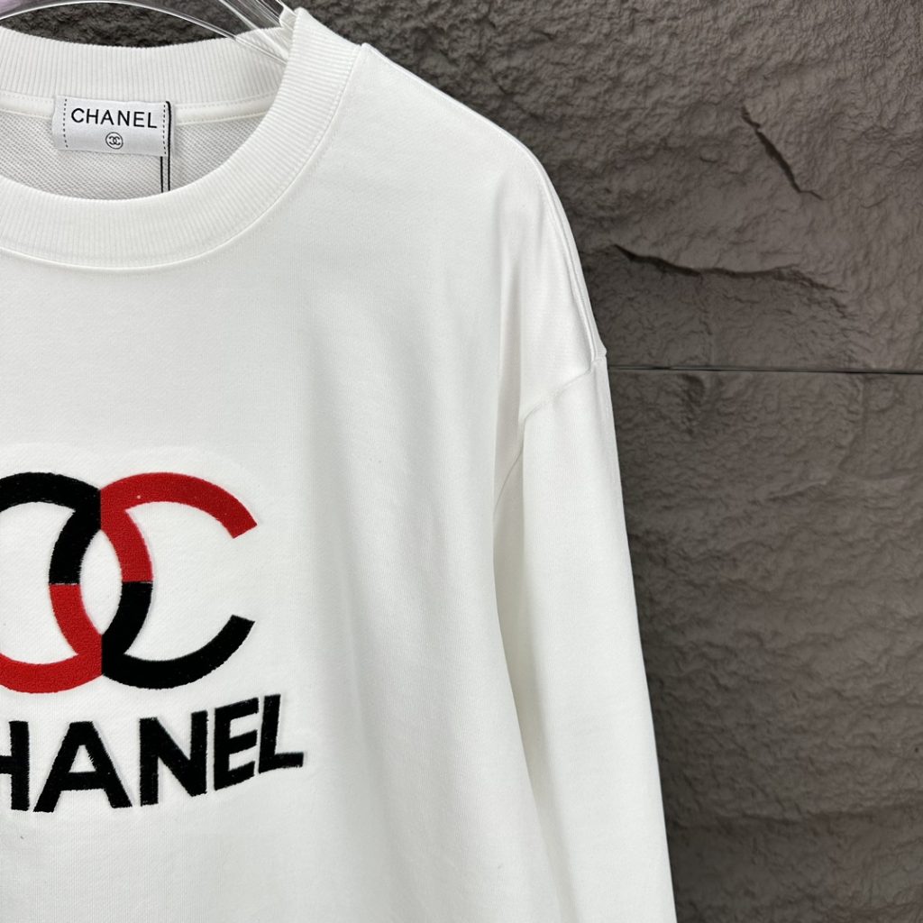 Chanel シャネル✨ CHANEL J12 ホワイトセラミック ✨ 10年愛用できる美しさ 🕰️ 永遠のクラシック時計 💎 新品同様の輝き - 画像 4