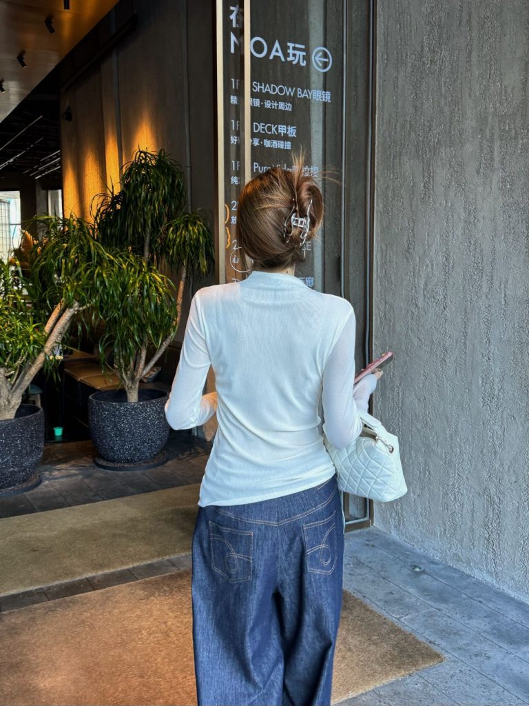 香奈儿 レディース ワンポイント ロングスリーブ Tシャツ 白 1色入 - 画像 4