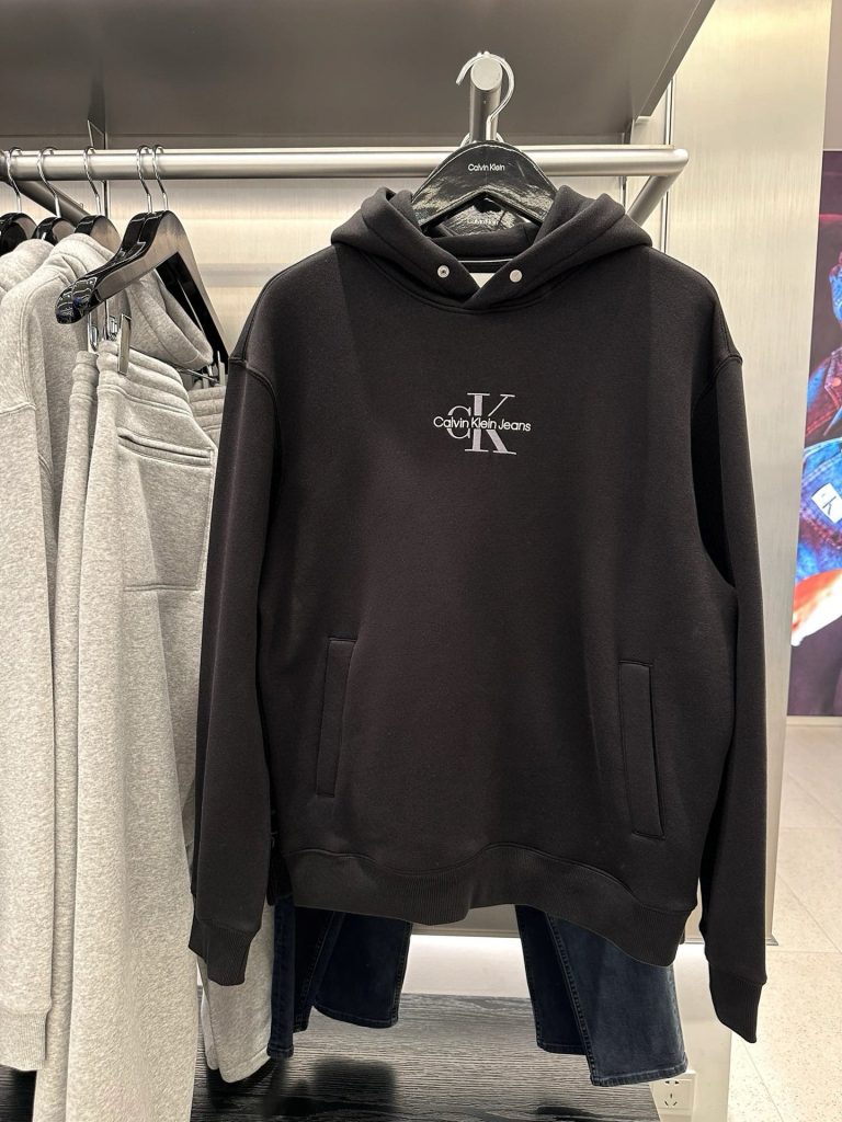 Louis Vuittonカルバンクライン オーバーサイズ マイクロロゴ フード付きスウェットシャツ 黒 1色入 - 画像 4