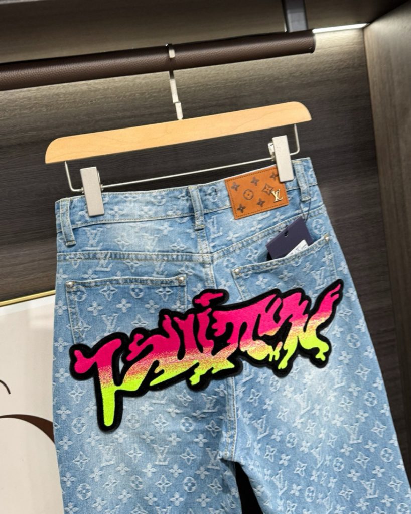 Louis Vuittonルイヴィトン デニムパンツ フラットフロア フロントとバックにグラフィック刺繍 1色 - 画像 3