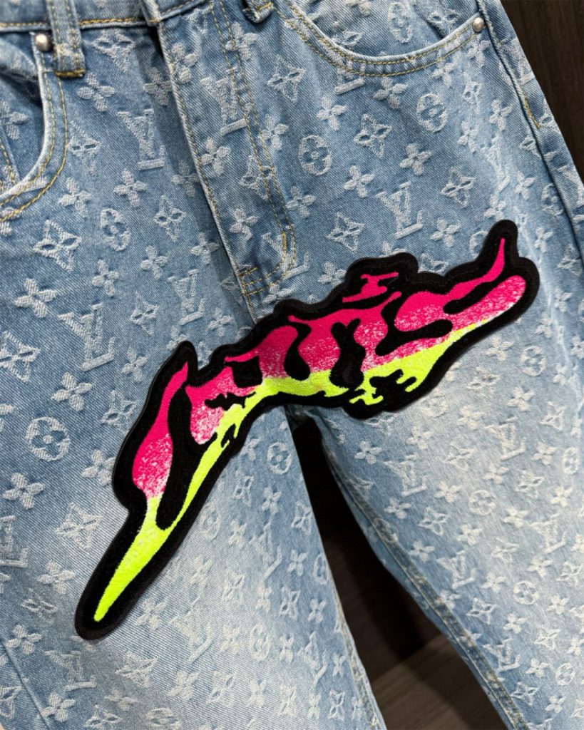 Louis Vuittonルイヴィトン デニムパンツ フラットフロア フロントとバックにグラフィック刺繍 1色 - 画像 5