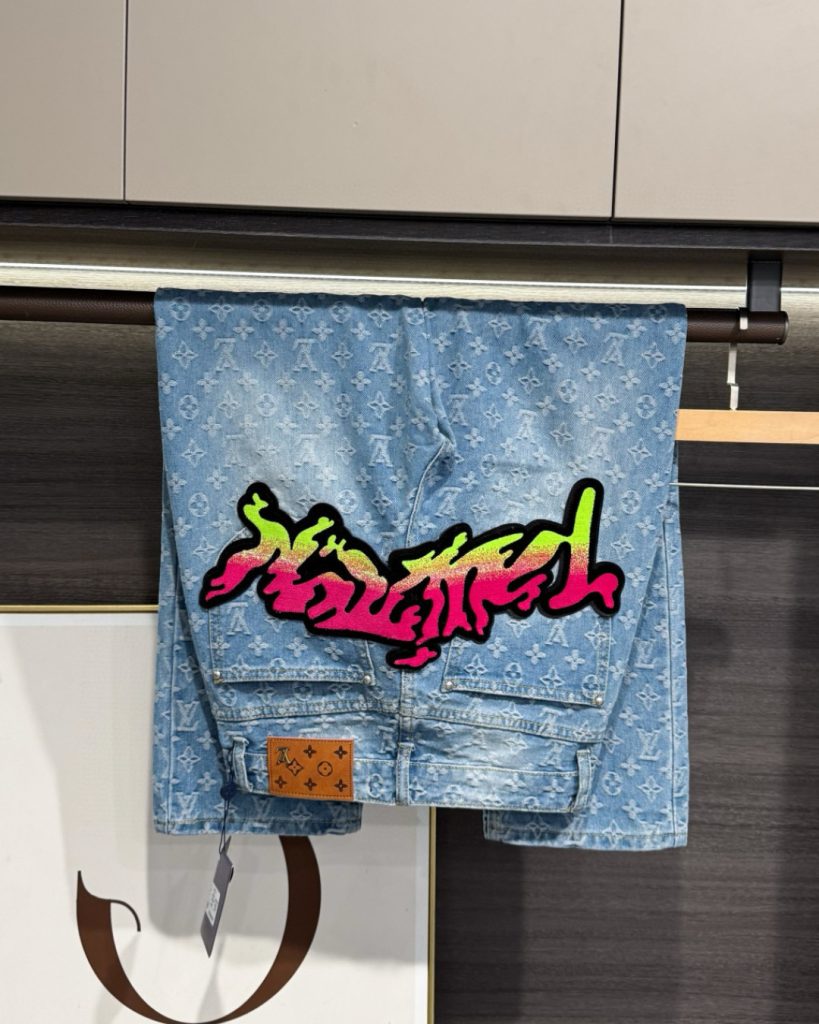 Louis Vuittonルイヴィトン デニムパンツ フラットフロア フロントとバックにグラフィック刺繍 1色 - 画像 7