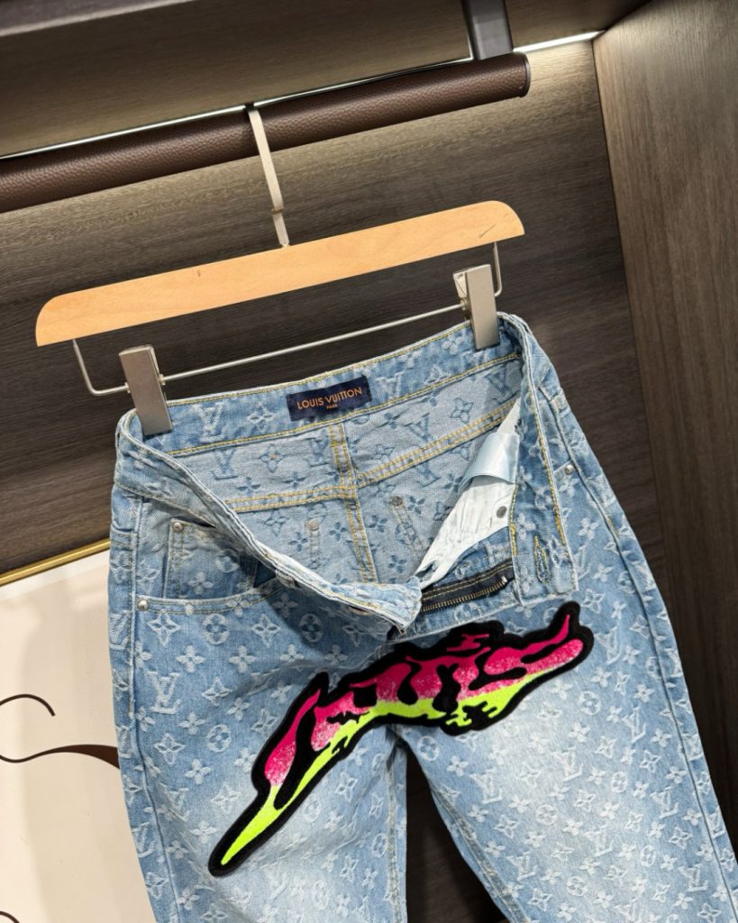 Louis Vuittonルイヴィトン デニムパンツ フラットフロア フロントとバックにグラフィック刺繍 1色 - 画像 8