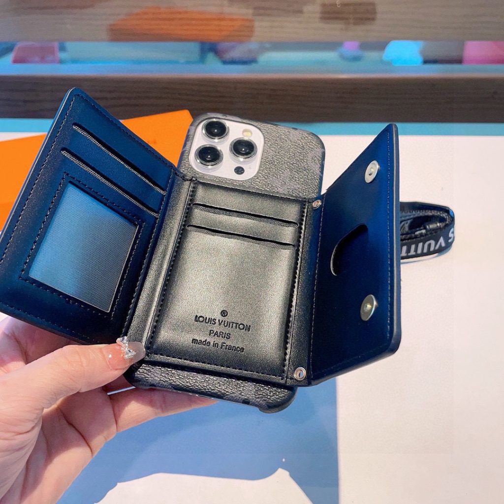 ルイ・ヴィトン 黒 財布|黒とカード収納と厚みを写真で確認 - 商品画像 1