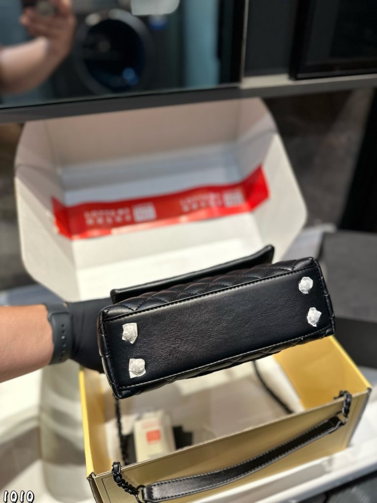 シャネル ブラック キャップ付きハンドバッグ 1色入 🖤 - 画像 4