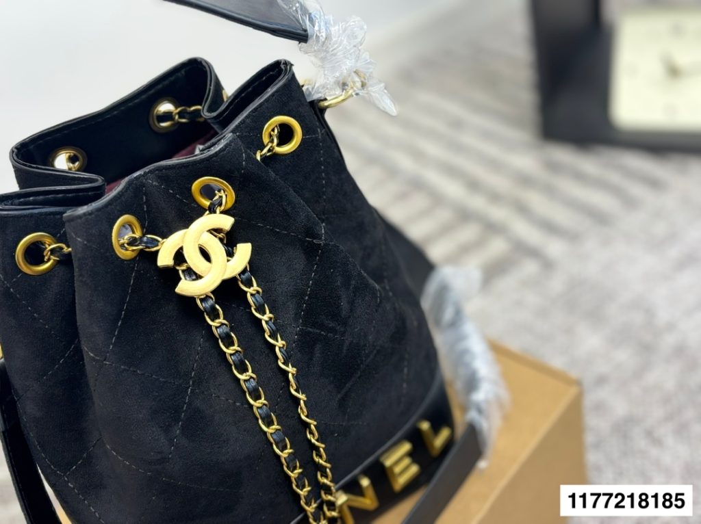 黒のシャネル バッグ チェーン付き ロゴ入り 🖤✨ - 画像 2