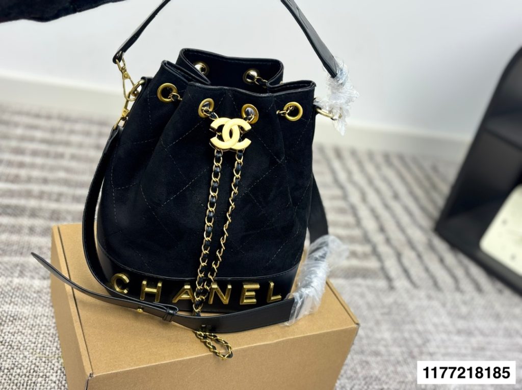 黒のシャネル バッグ チェーン付き ロゴ入り 🖤✨ - 画像 3