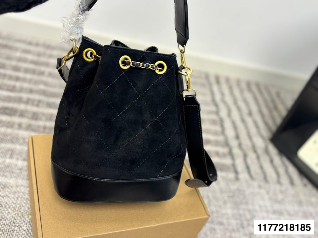 黒のシャネル バッグ チェーン付き ロゴ入り 🖤✨ - 画像 4