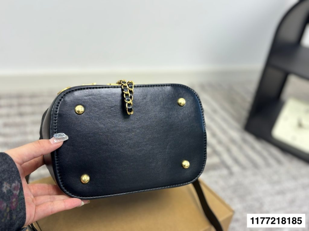 黒のシャネル バッグ チェーン付き ロゴ入り 🖤✨ - 画像 5