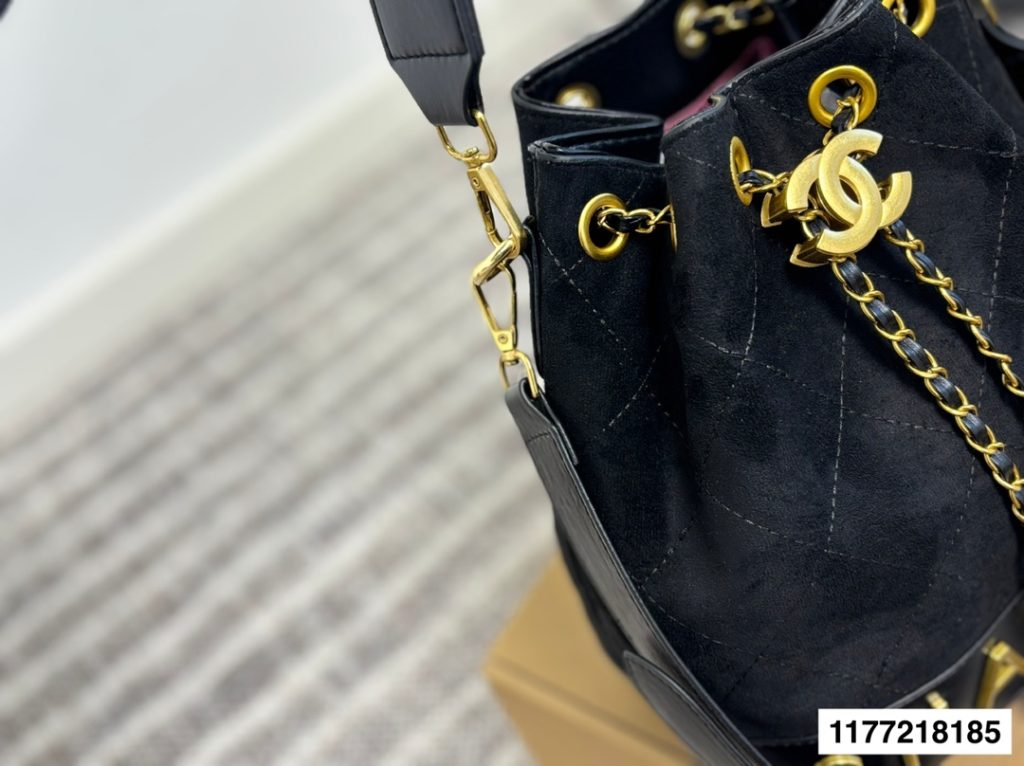 黒のシャネル バッグ チェーン付き ロゴ入り 🖤✨ - 画像 7